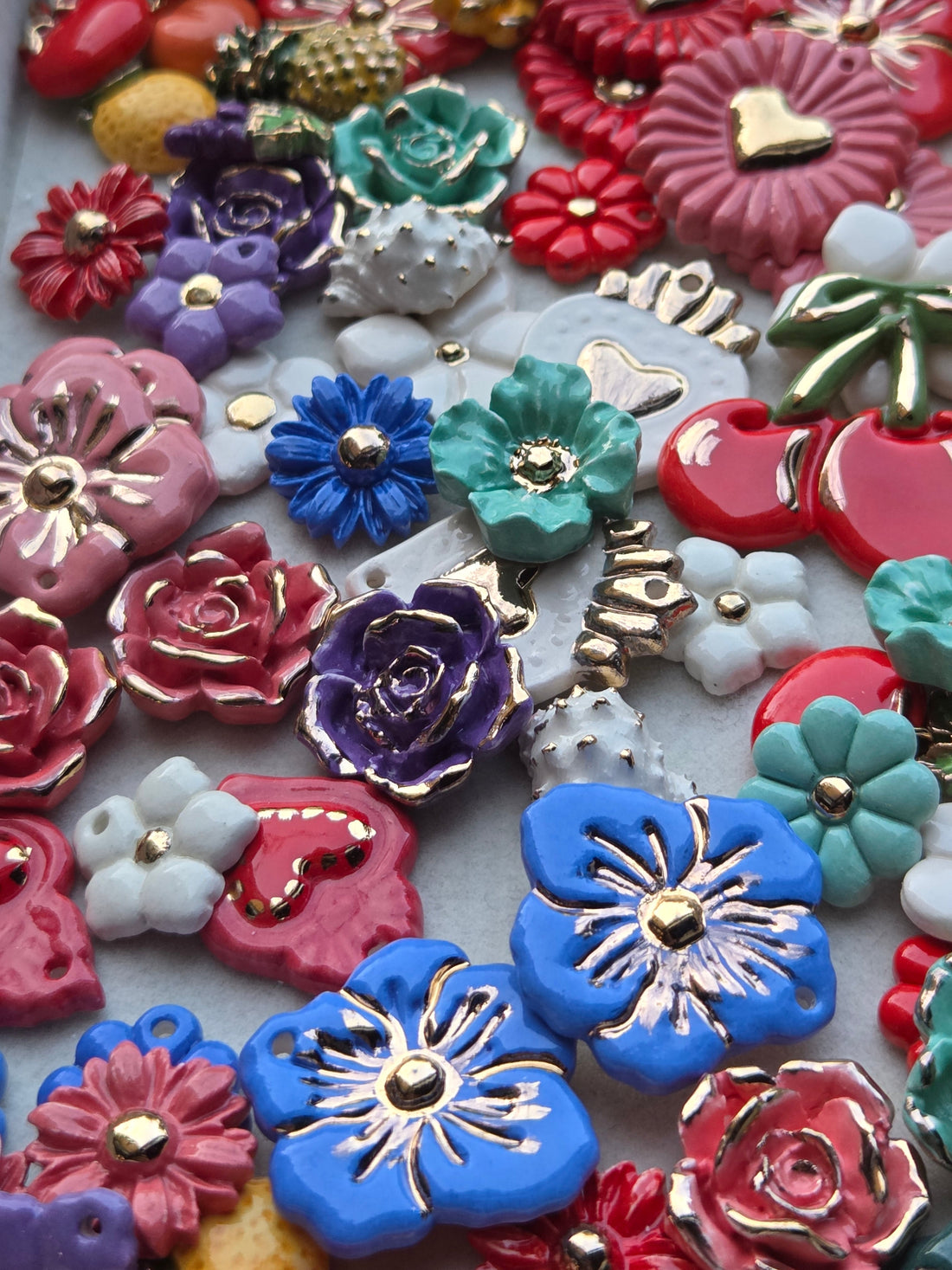 ¿Cómo se pone el oro en la cerámica?