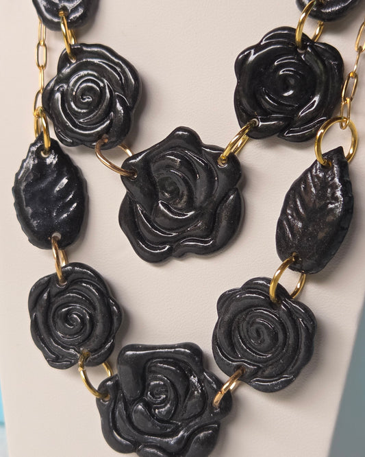 Collar rosas negras