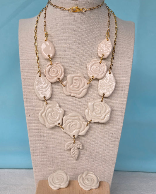 Collar rosas blanco