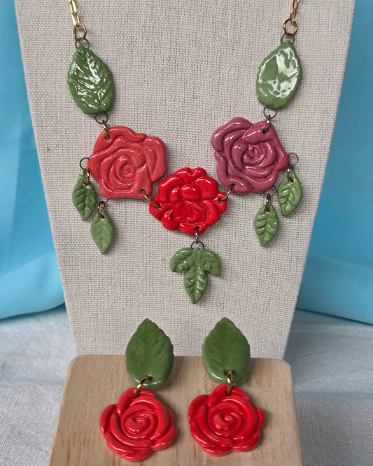 Collar rosas rojos y verde