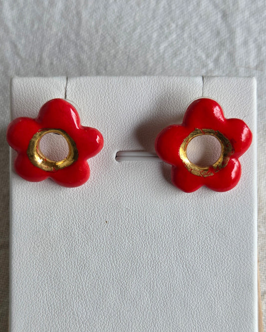 Aros flor roja con lustre de oro