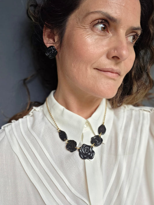 Collar rosas negras