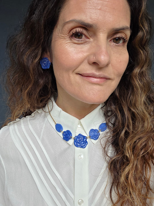 Collar rosas azul
