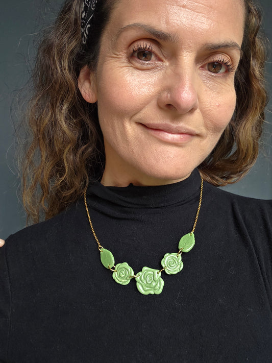 Collar rosas verde