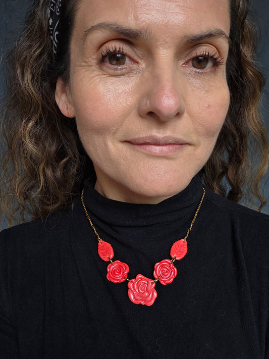 Collar rosas rojas