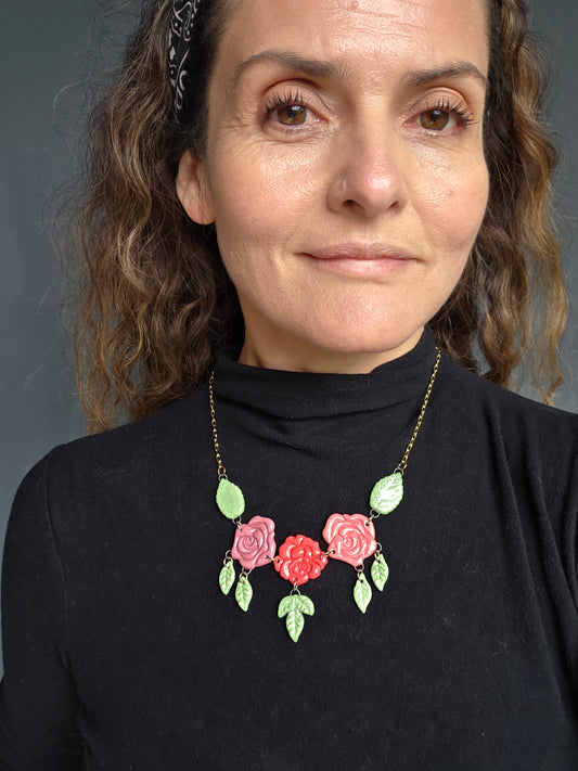 Collar rosas rojos y verde