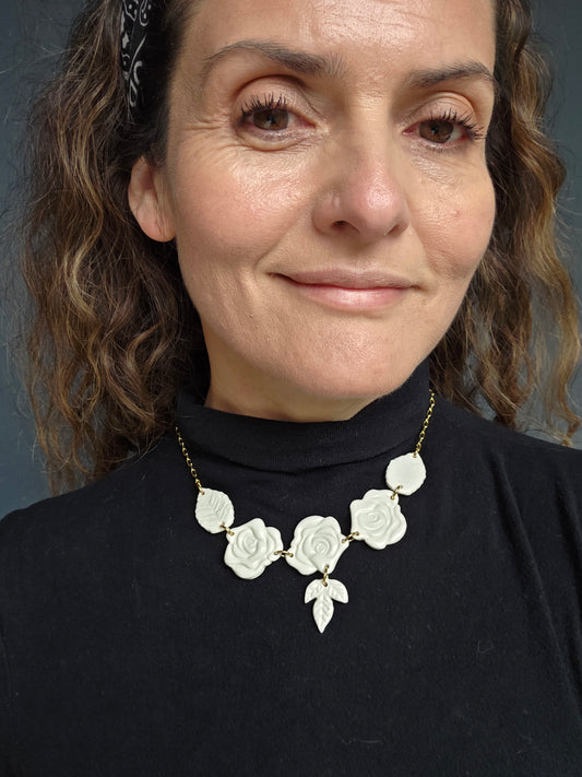 Collar rosas blanco