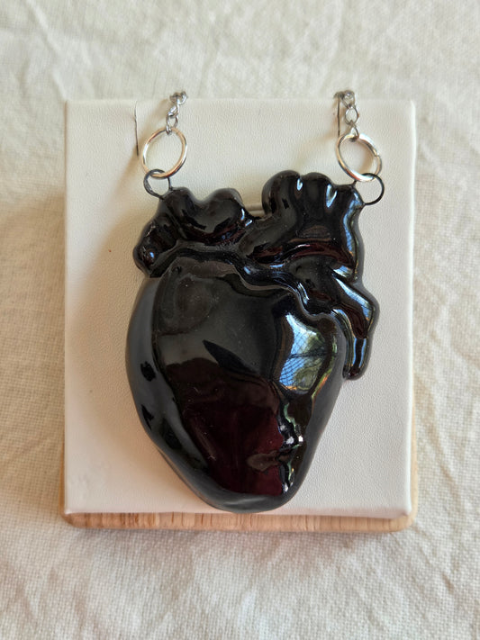 Corazón de pared negro con cadena