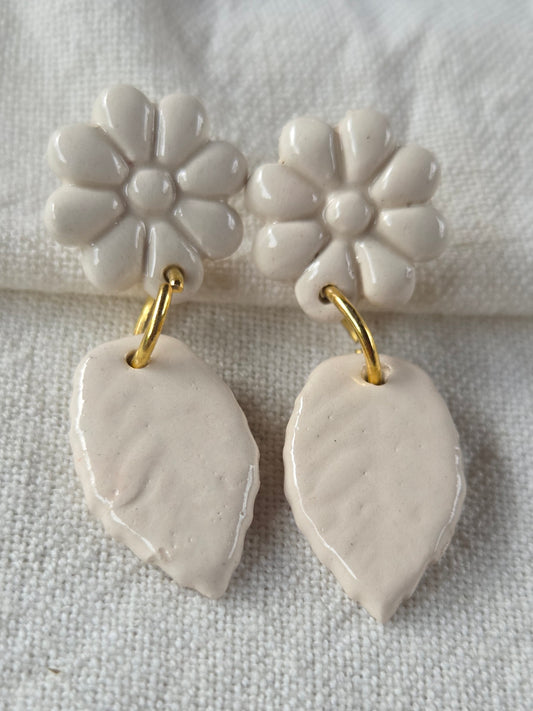 Aros hoja y flor blanca 2 piezas