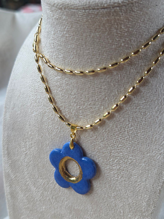 Collar flor azul y oro con cadena bañada en oro