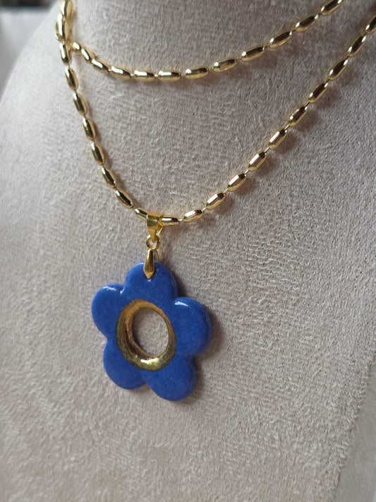 Collar flor azul y oro con cadena bañada en oro