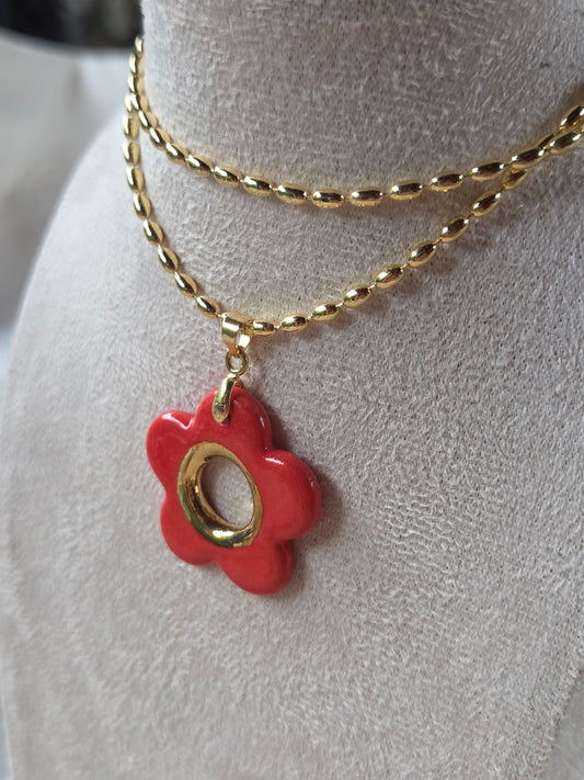 Collar flor roja y oro con cadena bañada en oro