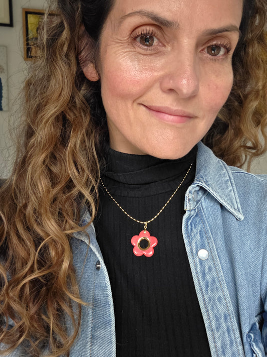 Collar flor roja y oro con cadena bañada en oro