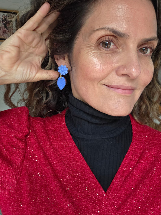 Aros hoja y flor azul 2 piezas