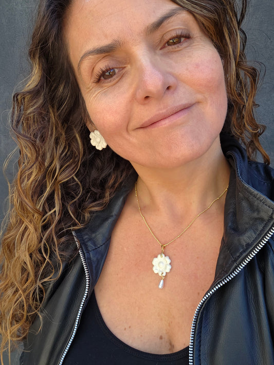 Set flor blanca, aros y collar