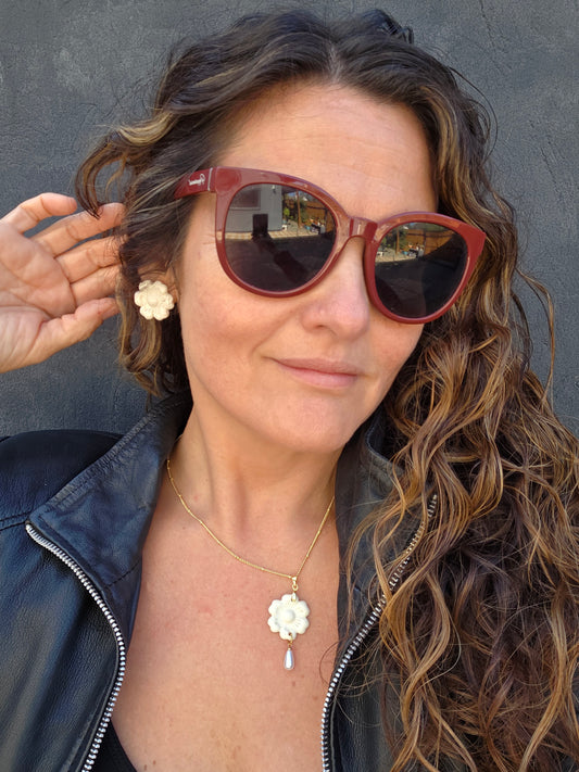 Set flor blanca, aros y collar