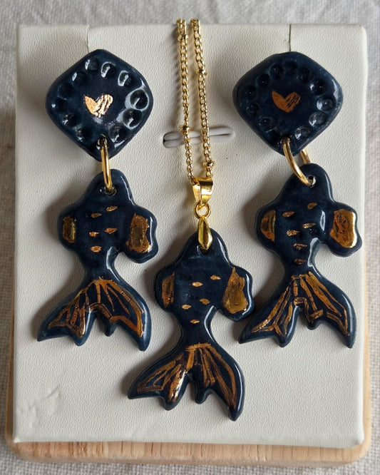 Set de aros y collas pez koi azul marino y lustre de oro