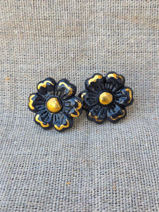 Aros flor negro con lustre de oro
