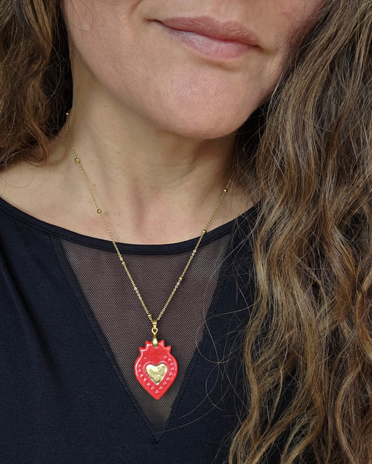 Collar sagrado corazón roja y oro con cadena bañada en oro
