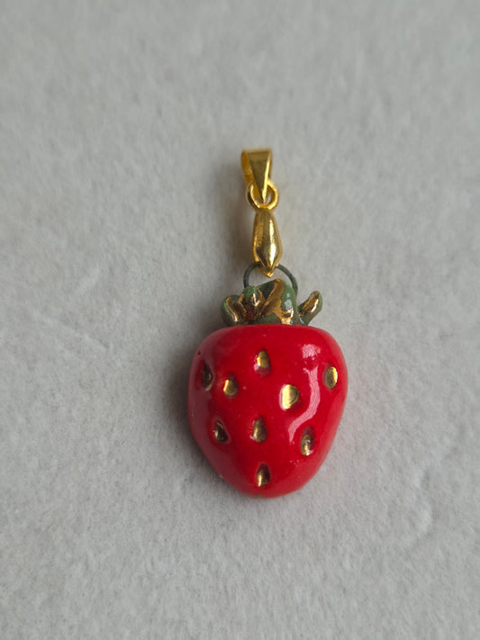 Dije de frutillas con oro