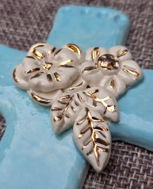 Cruz con flores celeste y oro