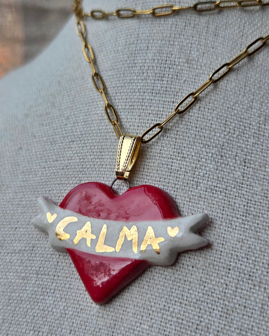 Collar corazón rojo frambuesa CALMA y oro con cadena bañada en oro
