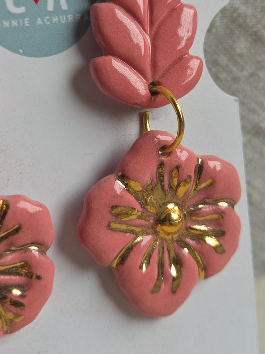 Aros 2 piezas espiga y flor rosada con oro