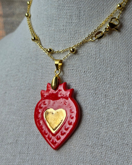 Collar sagrado corazón roja y oro con cadena bañada en oro