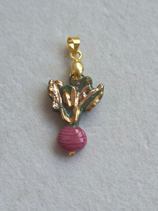 Dije de beterraga con oro