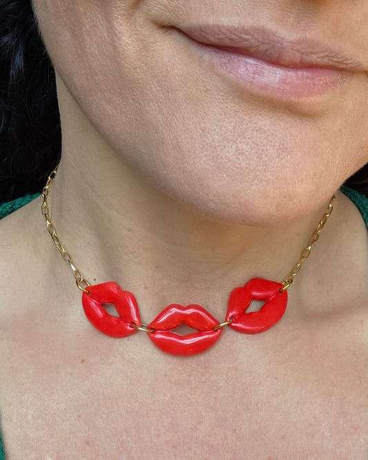 Collar tipo "shocker" de besos rojos