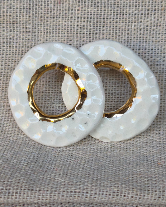 Aros círculos blanco y lustre de oro