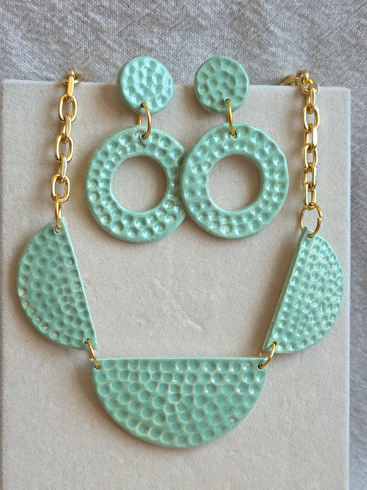 Aros/ Collar verde menta panal con cadena de oro, juntos o separados.