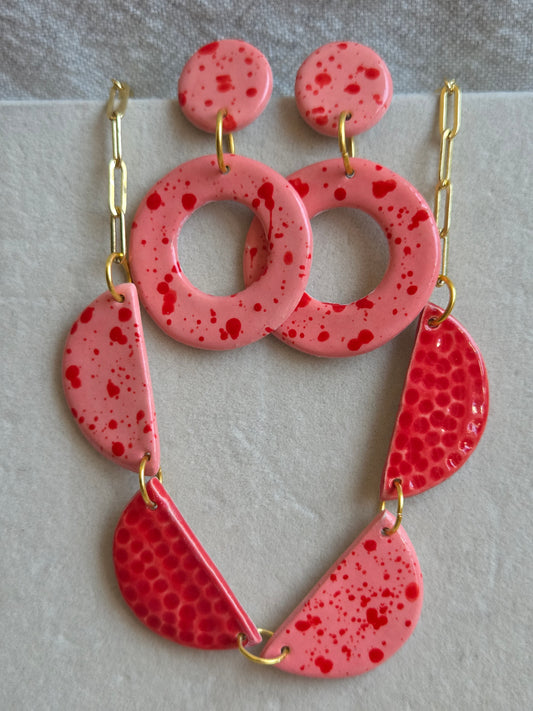 Aros/ Collar rojo y rosado panal con cadena de oro, juntos o separados.