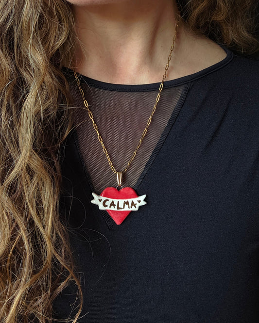Collar corazón rojo intenso CALMA y oro con cadena bañada en oro