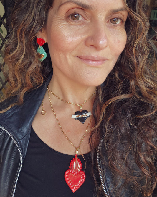 Collar corazón negro CALMA y oro con cadena bañada en oro