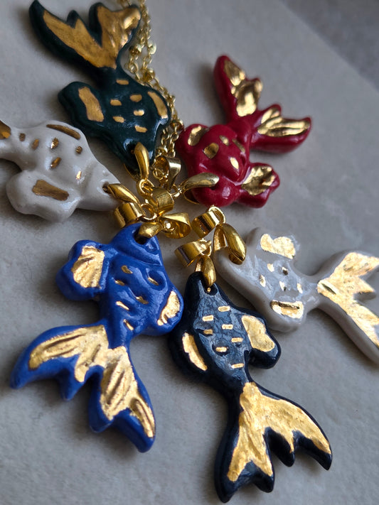 Pez Koi con oro y cadena