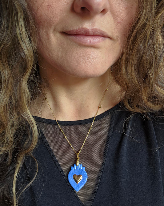 Collar sagrado corazón azulina y oro con cadena bañada en oro