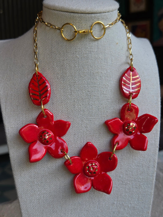 Collar flores rojas y oro