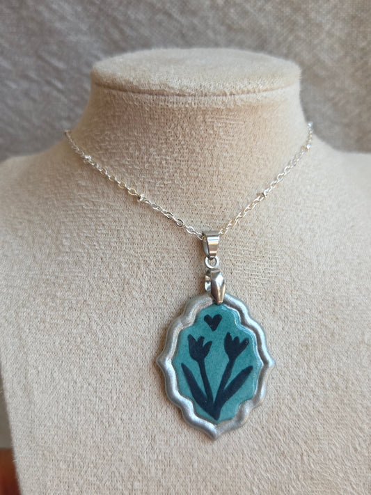 Medalla petróleo y azul marino con pátina plateada y cadena con baño de plata