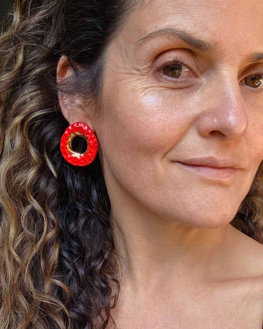 Aros círculos rojo y lustre de oro