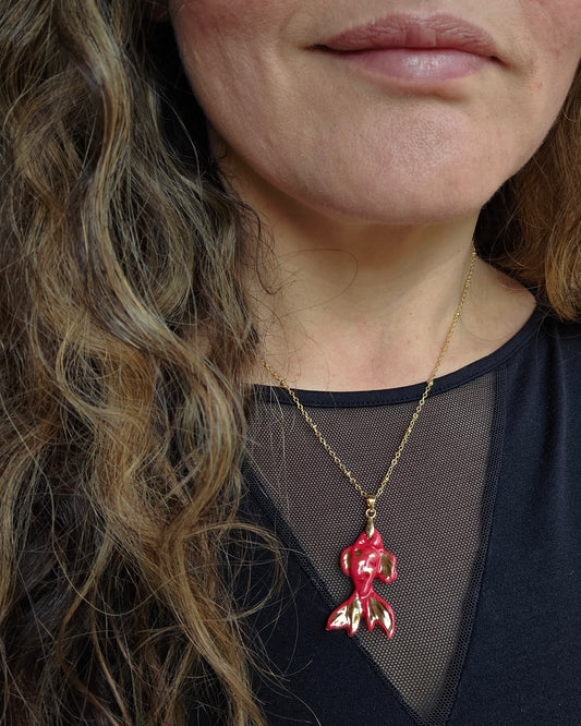 Collar pez koy color frambuesa y oro con cadena bañada en oro