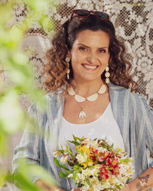 Aros/ Collar blanco panal con cadena de oro, juntos o separados.