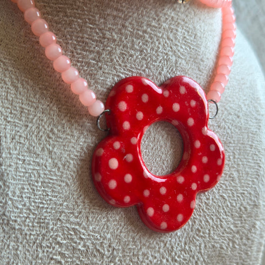 Collar flor roja con lunares y mostacillas rosa