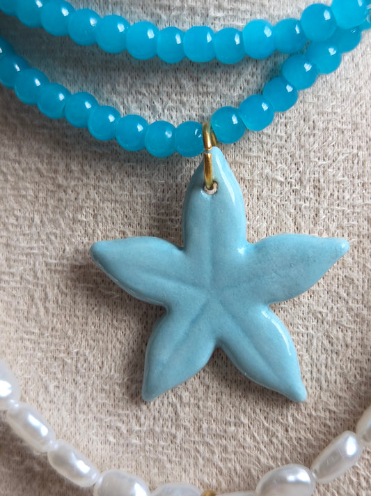 Estrella de mar con collar de cuentas