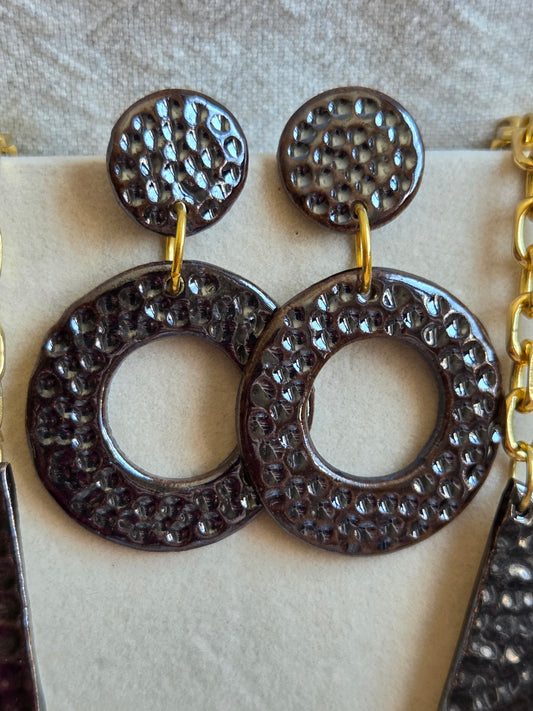 Aros/ Collar negro tornasol panal con cadena de oro, juntos o separados.