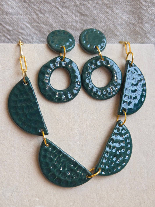 Aros/ Collar verde botella panal con cadena de oro, juntos o separados.
