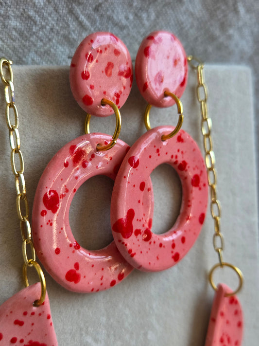 Aros/ Collar rojo con chispas rojas con cadena de oro, juntos o separados.