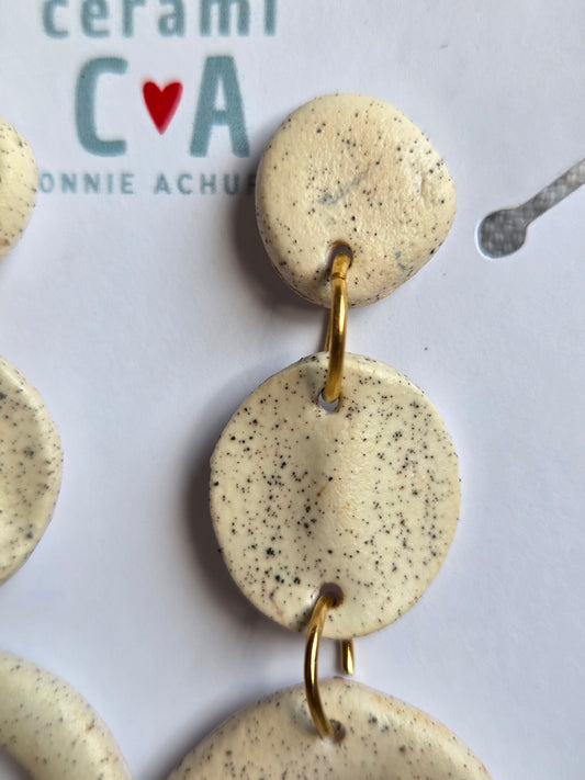 Aros pétalos y círculos L tostado mate con pintitas negras