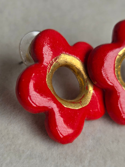 Aros flor circulo rojas con oro 1 pieza