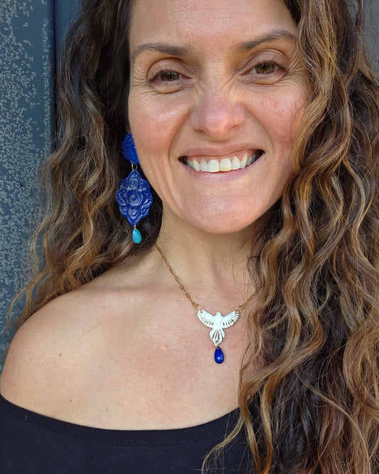 Collar pájaro blanco y lustre de oro con lagrimita azul y cadena con baño de oro